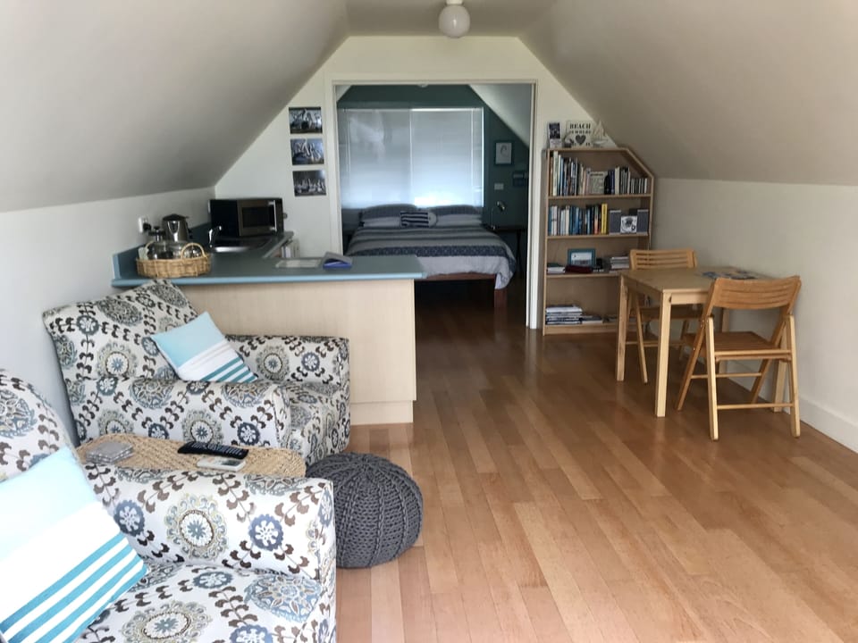 Lounge - dining- kitchenette- Queen Bed 
