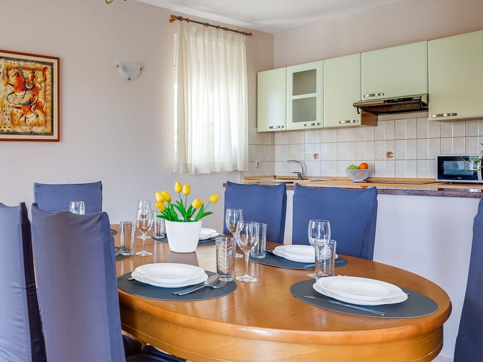 Property, Furniture, Table, Building, Interior Design, Plant, Chair, Floor, Flooring, Wall