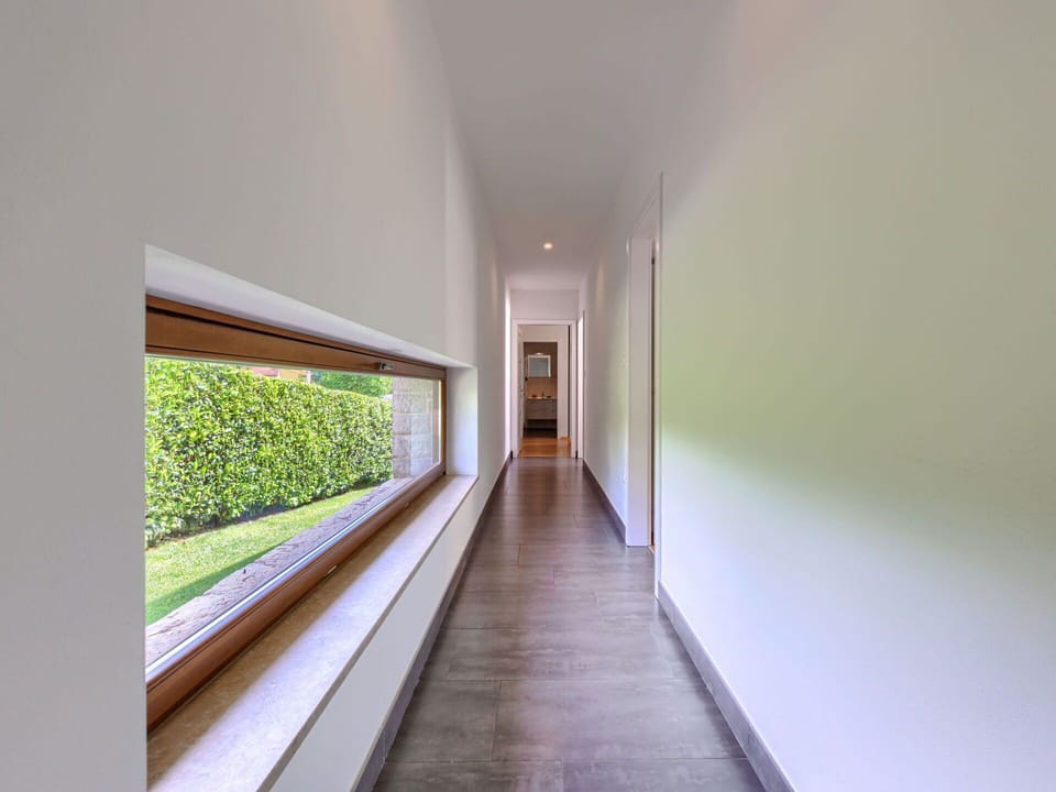 Building, Wood, Flooring, Plant, Hall, Symmetry, Apartment, Ceiling, Concrete, Walkway