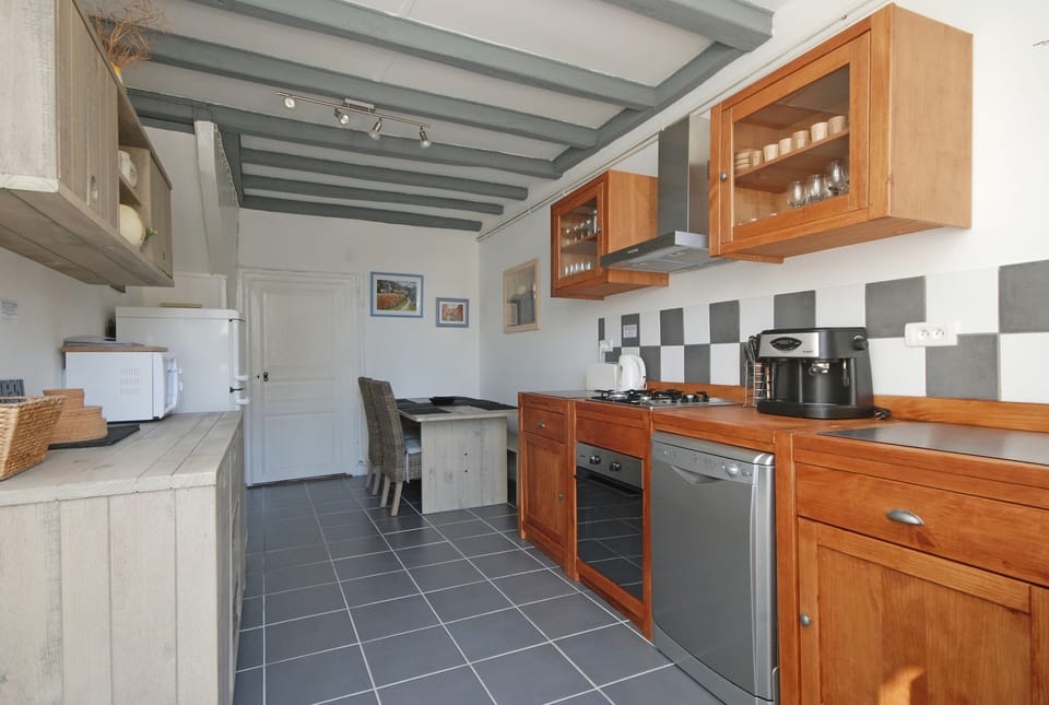 Well equipped kitchen, equipped to cater for 10