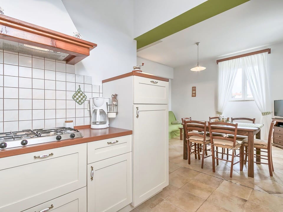 Property, Room, Furniture, Building, Interior Design, Real Estate, House, Floor, Kitchen, Tile