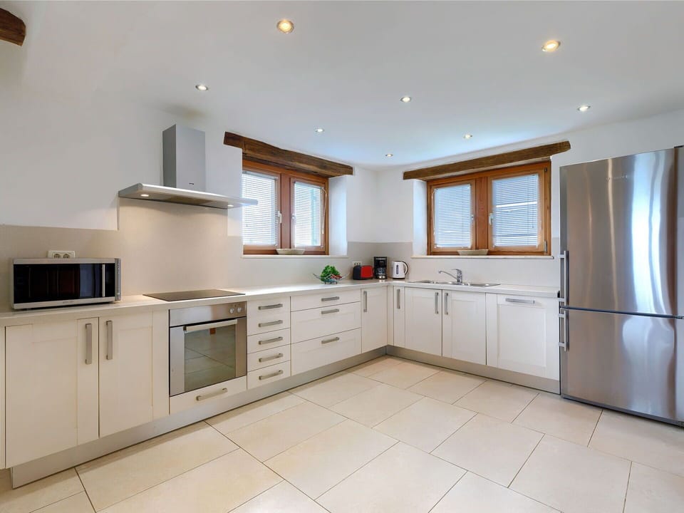 Countertop, Cabinetry, Property, Furniture, Building, Kitchen Appliance, Kitchen Stove, Kitchen, Home Appliance, Window