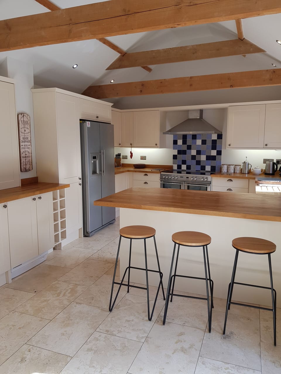 Fully equipped kitchen. American style fridge, Dishwasher, large washing machine