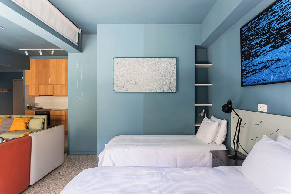 1st floor apt: Living room with king size bed and single bed
