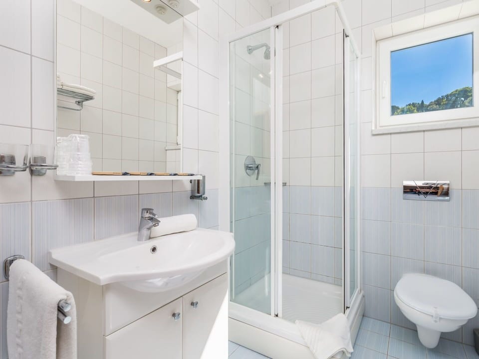 Bathroom, Property, Room, Tap, Plumbing Fixture, Interior Design, Real Estate, Architecture, Bathroom Accessory, Tile