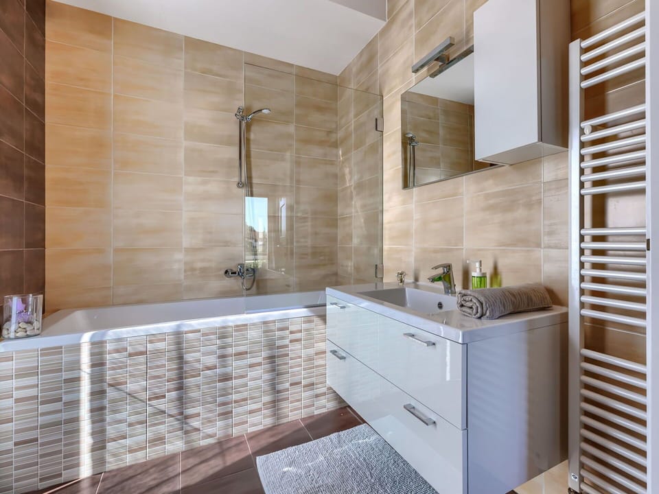 Tap, Plumbing Fixture, Mirror, Cabinetry, Bathtub, Bathroom Cabinet, Bathroom, Sink, Interior Design, Wood