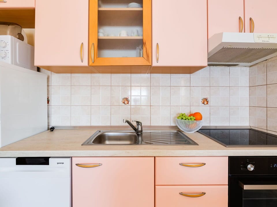 Cabinetry, Countertop, Kitchen Sink, Property, Building, Sink, Tap, Kitchen, Kitchen Stove, Wood