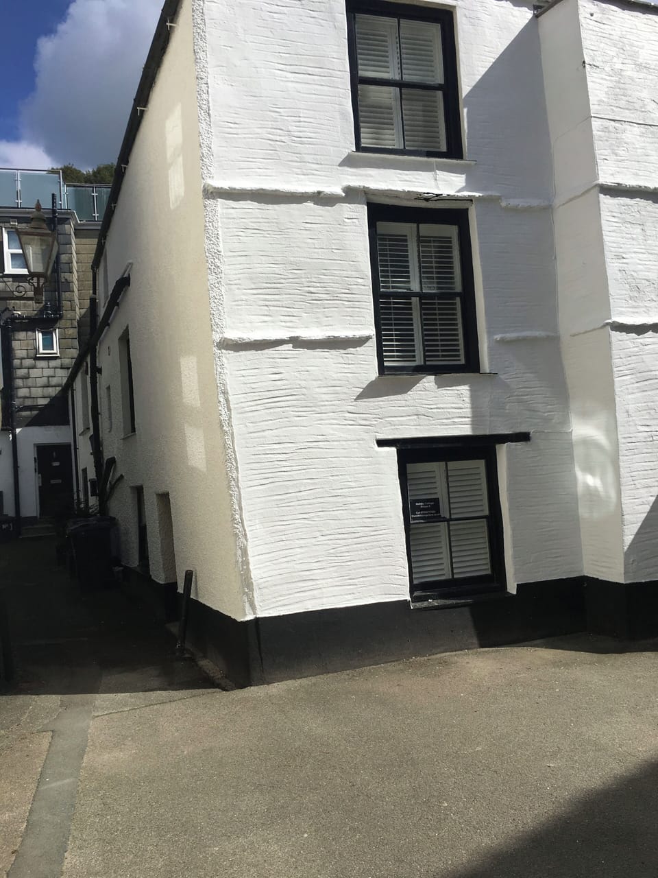 Cottage from the outside in the old town on Looe, stone throw away from beach 