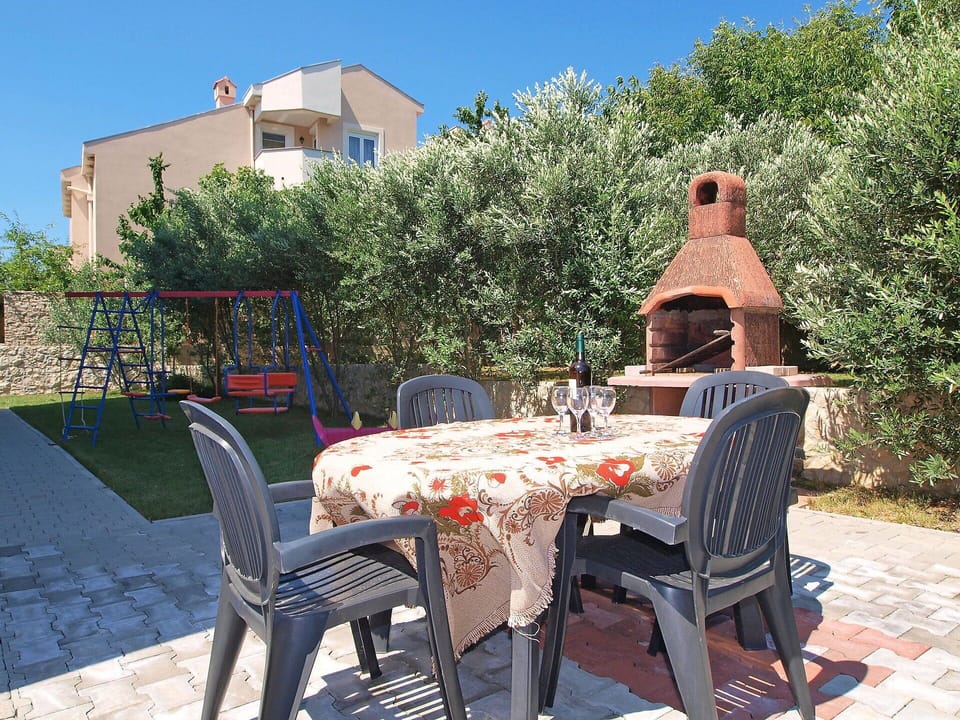 Property, Outdoor Table, Table, Furniture, Patio, Real Estate, Building, House, Leisure, Restaurant