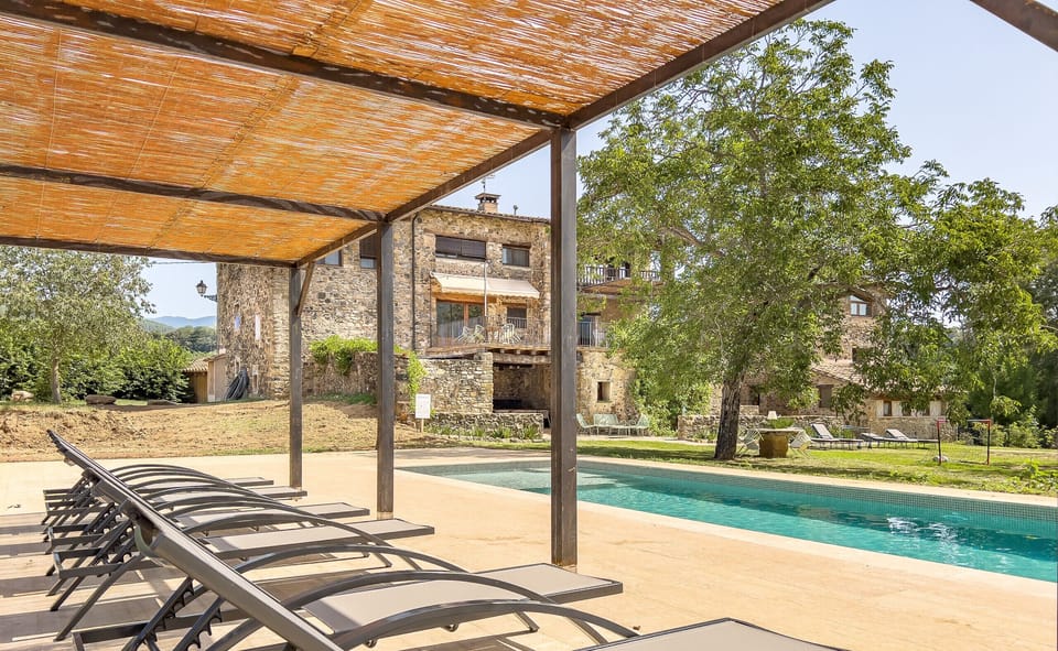 Enjoy the tranquil countryside at Majordoms Can Riera, featuring a private pool and spacious terrace with loungers.