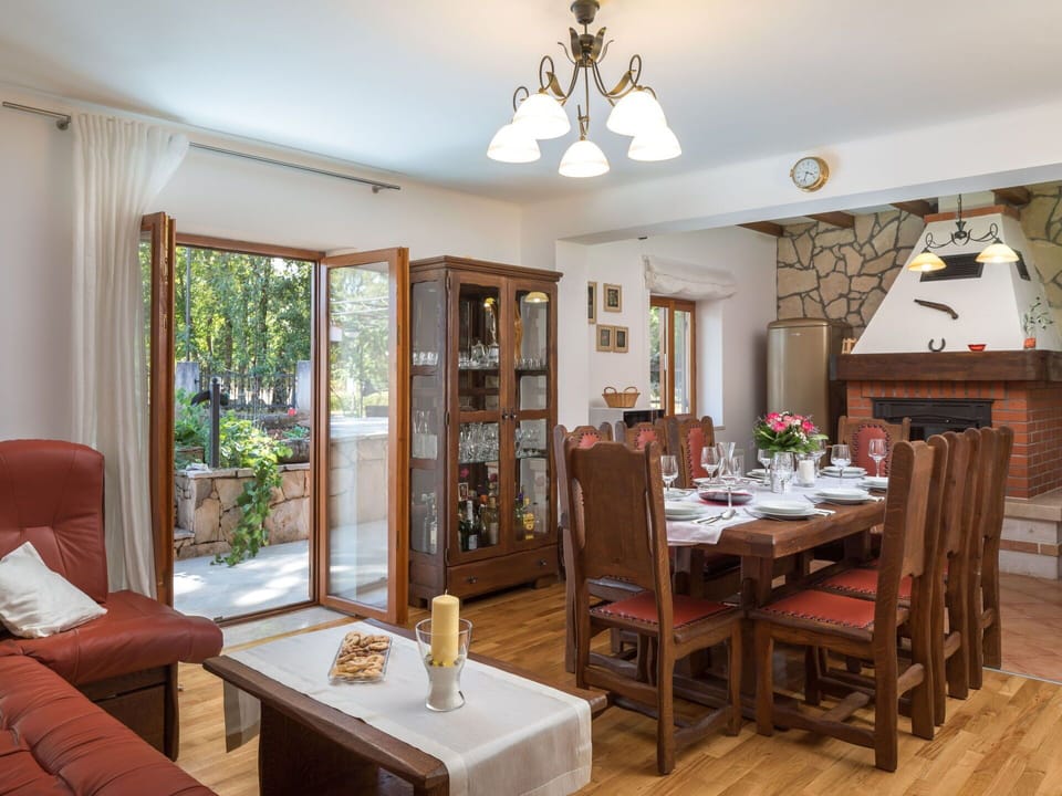 Room, Property, Furniture, Interior Design, Dining Room, Building, Ceiling, Living Room, Table, House
