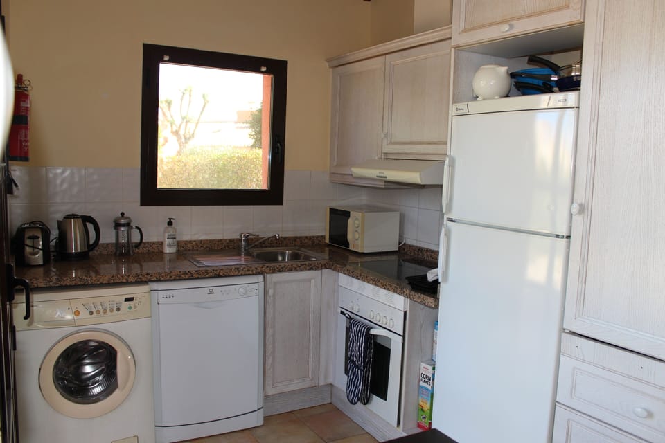 Fully equipped kitchen (new dishwasher)