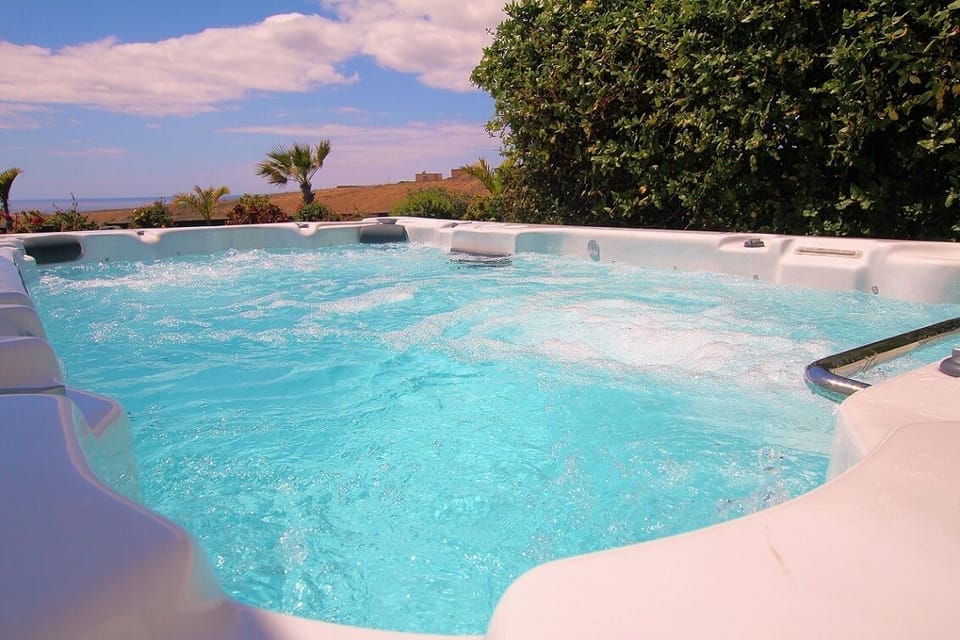Fantastic mega Hot tub/Swim Spa 