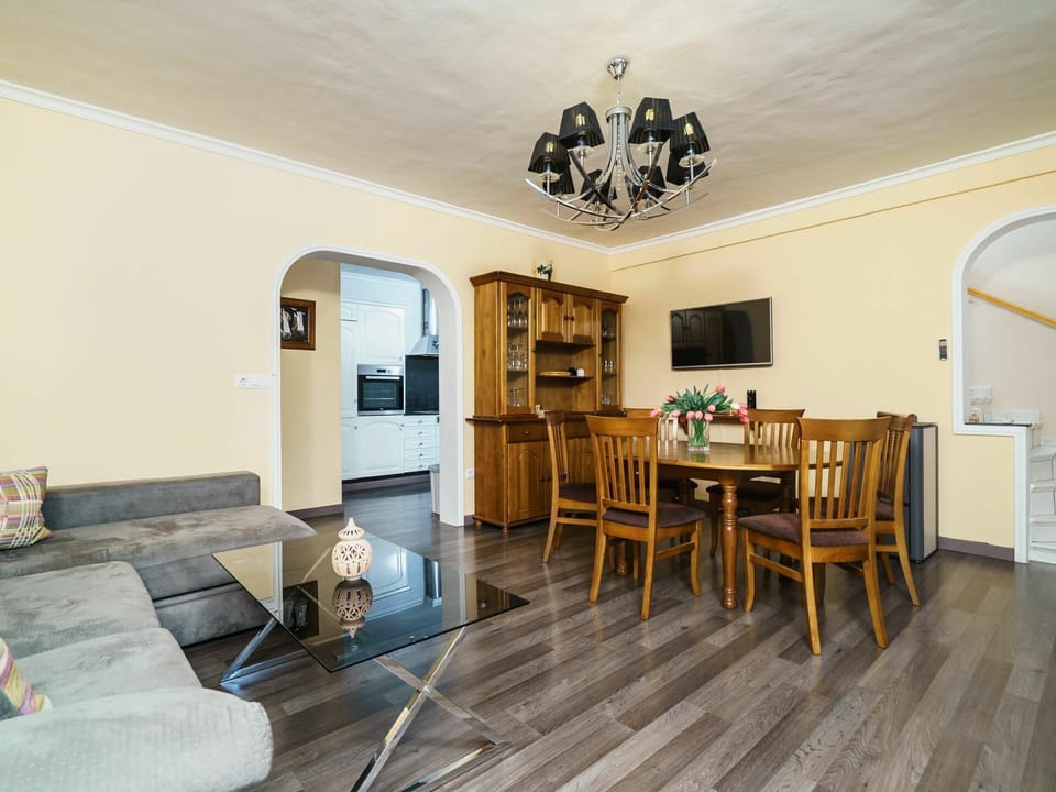 Table, Picture Frame, Furniture, Couch, Television, Building, Wood, Interior Design, Chair, Hall