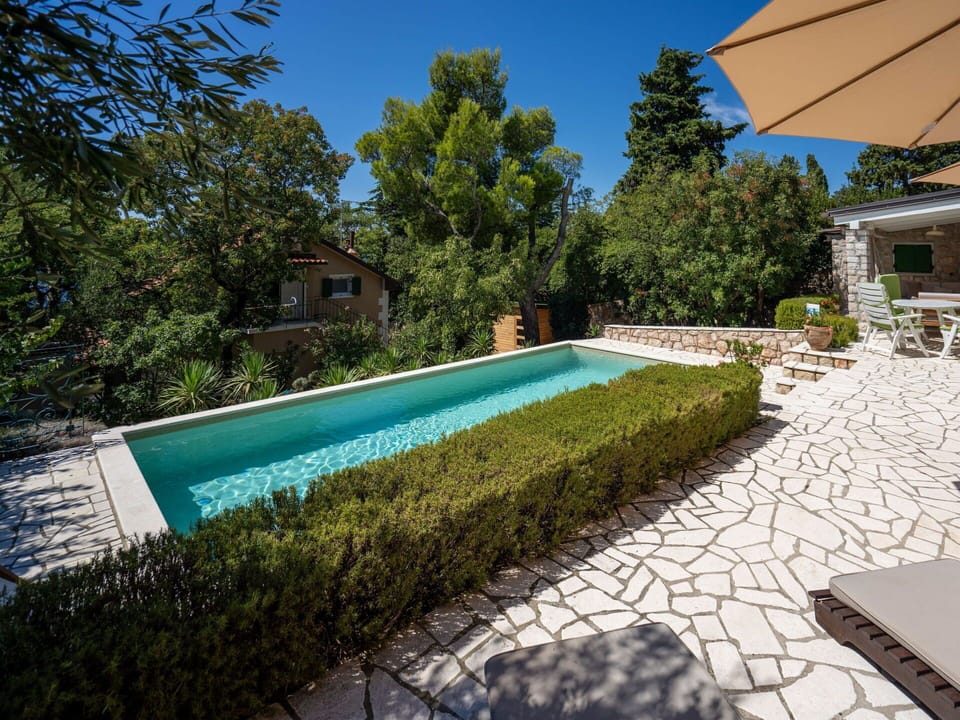 Water, Plant, Building, Sky, Swimming Pool, Azure, Shade, Tree, Umbrella, Leisure