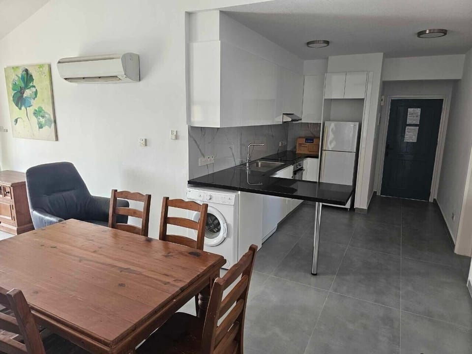 Dining area to kitchen