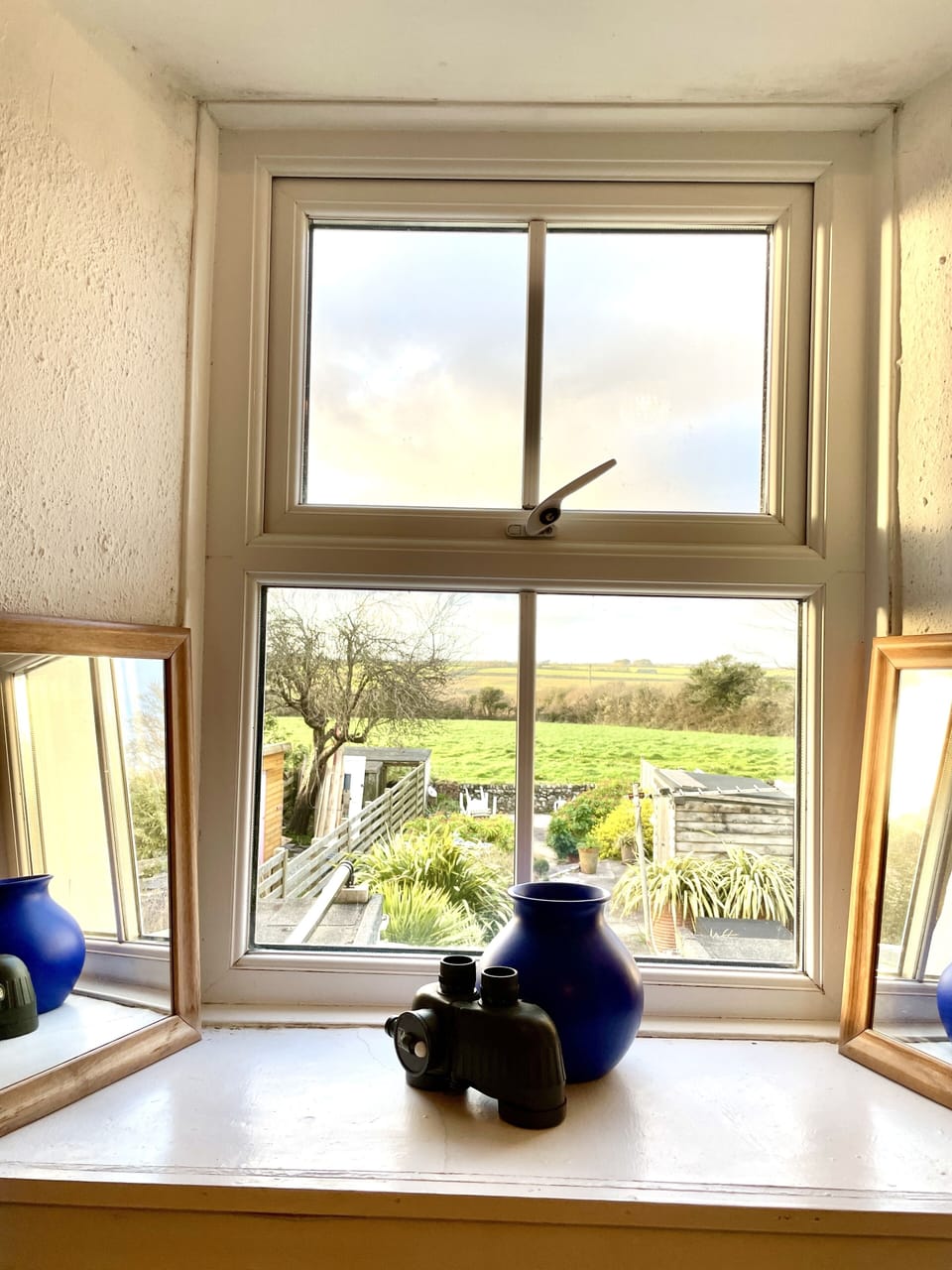 Back Bedroom - Overlooking the garden and countrysid. Double bed.