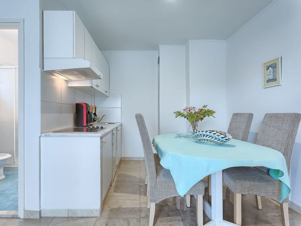 Room, Furniture, Property, Interior Design, House, Table, Floor, Building, Real Estate, Dining Room