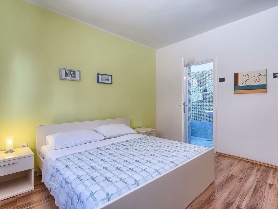 Bedroom, Bed, Room, Furniture, Property, Bed Sheet, Bedding, Bed Frame, Floor, Real Estate