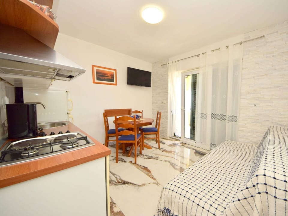 Property, Picture Frame, Building, Wood, Gas Stove, Table, Comfort, Lighting, Interior Design, Kitchen Appliance