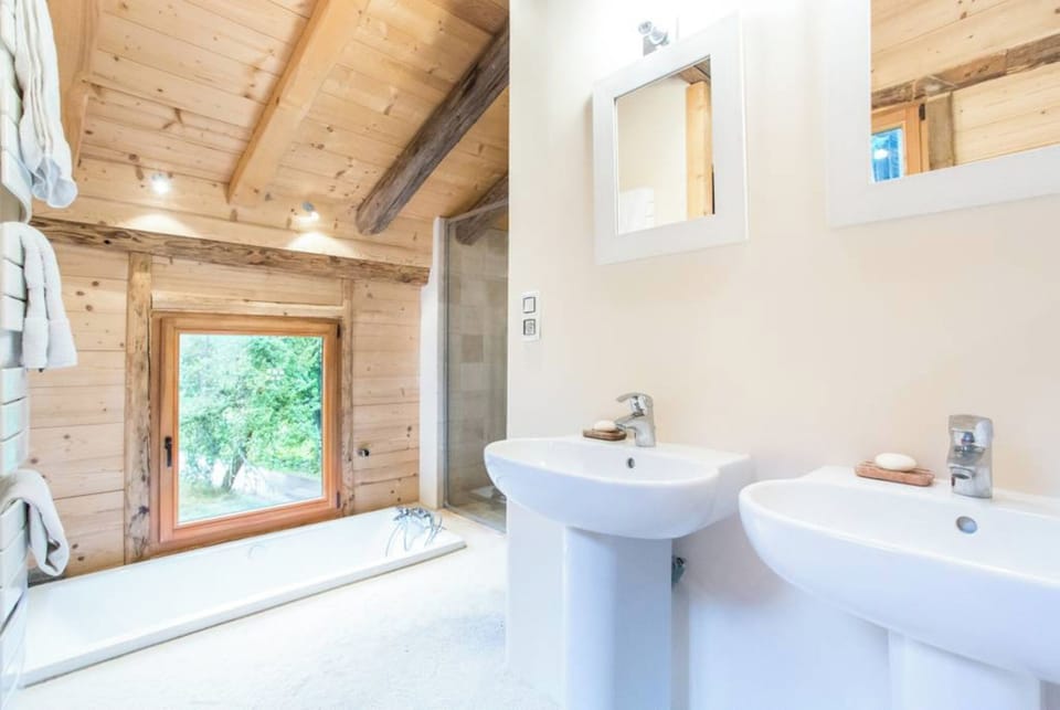 Ensuite with sunken bath 