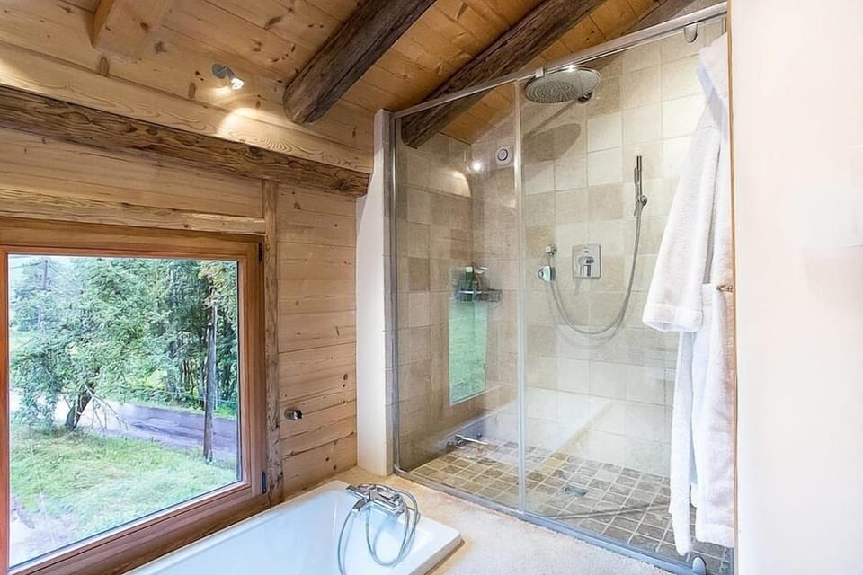 Rain shower and sunken bath 