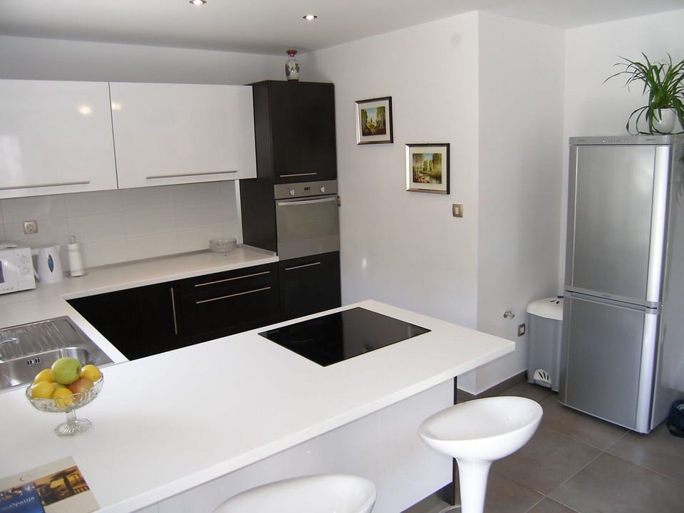 Room, Property, Furniture, Interior Design, Countertop, Kitchen, Building, Cabinetry, Floor, House