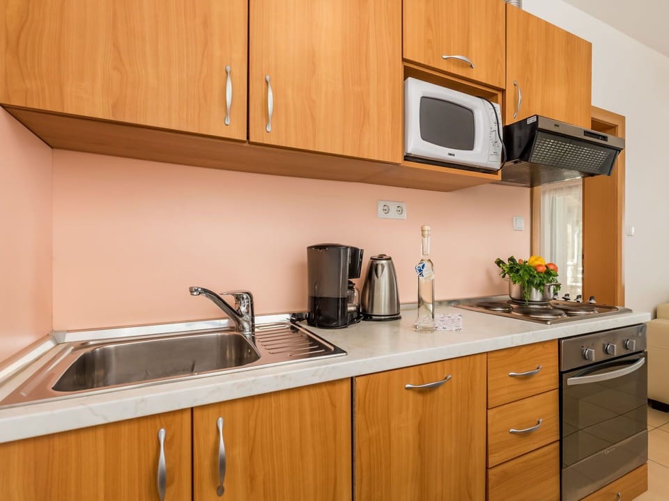 Countertop, Cabinetry, Kitchen, Room, Property, Furniture, Drawer, Interior Design, House, Plywood