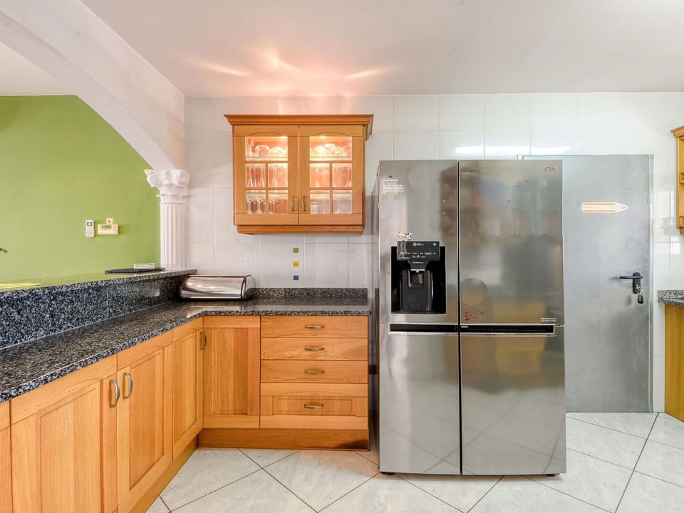 Cabinetry, Countertop, Furniture, Kitchen Sink, Sink, Tap, Property, Plumbing Fixture, Building, Kitchen Stove