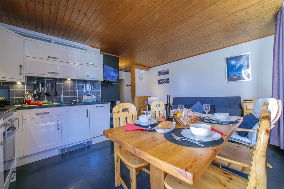Fully equipped kitchen and dining set