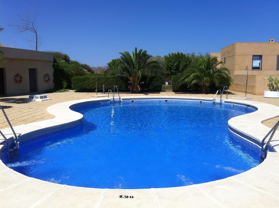 Community Swimming Pool / Piscina / Piscine