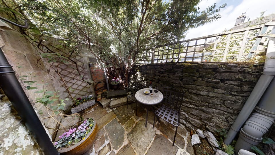 Secluded rear courtyard garden with table & chairs.