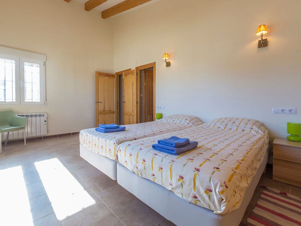 Bed, Bedroom, Furniture, Room, Property, Mattress, Bed Frame, Bed Sheet, Wall, Interior Design