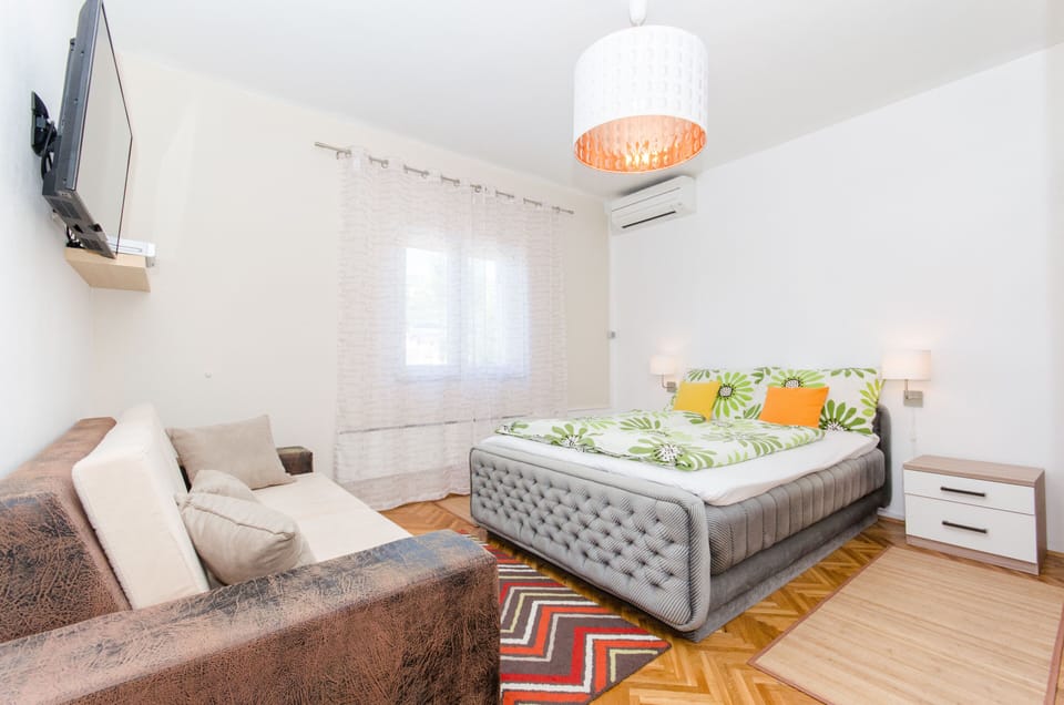 Master bedroom - airconditioned