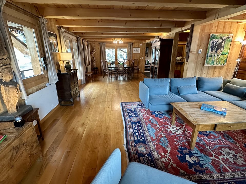 Large living space on the middle floor 