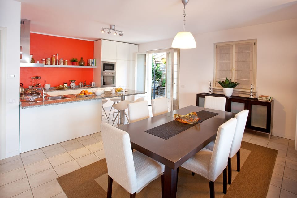 Dining for 6 guests inside or alfresco in the private garden