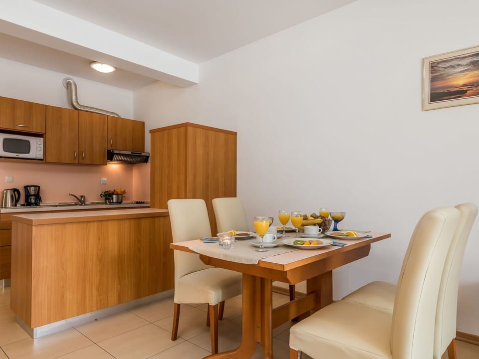 Room, Furniture, Property, Interior Design, Building, Dining Room, Table, Kitchen, Floor, Ceiling