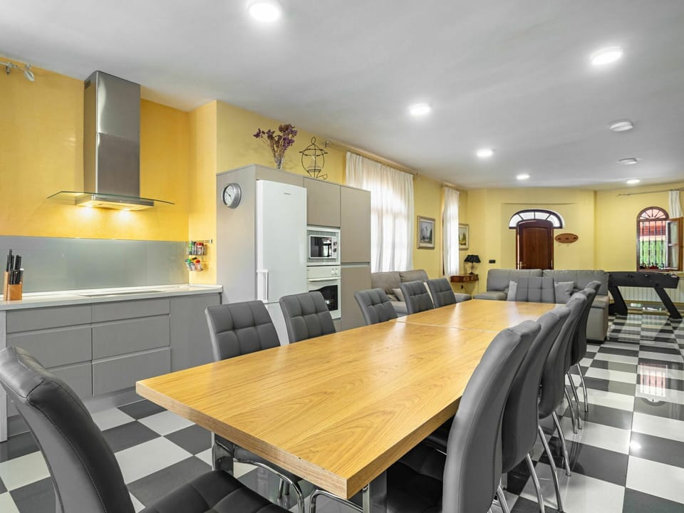 Table, Furniture, Property, Chair, Interior Design, Lighting, Wood, Architecture, Flooring, Floor