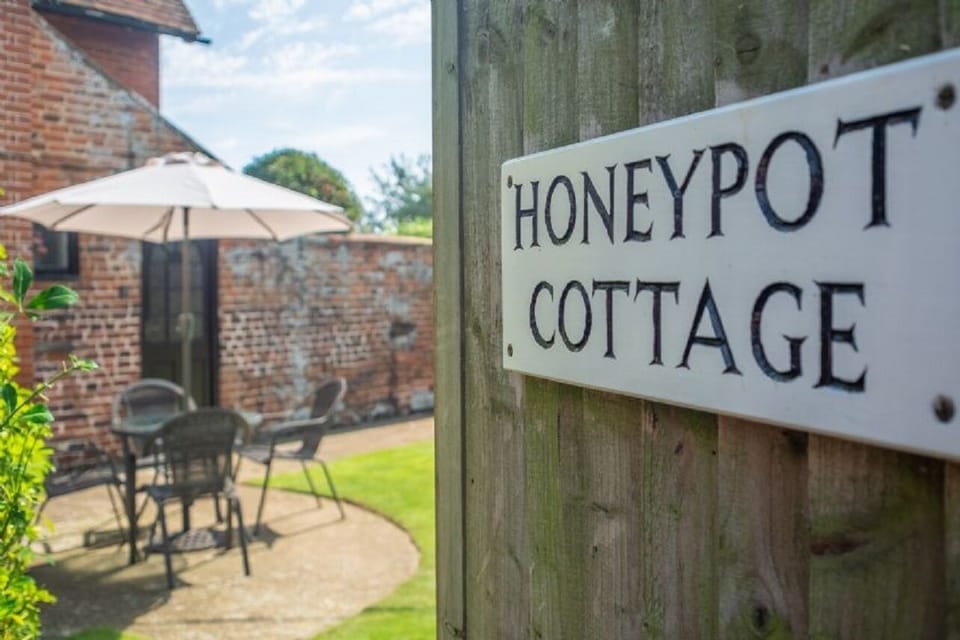 Entrance in to Honeypot Cottage garden