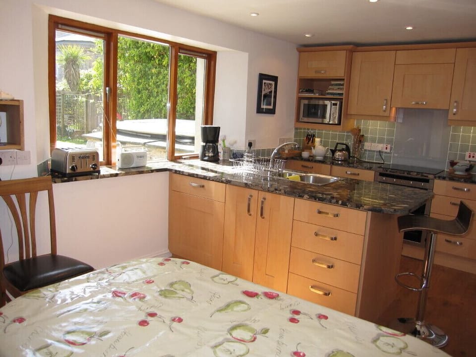  ...  double sink and dishwasher in the peninsula ...