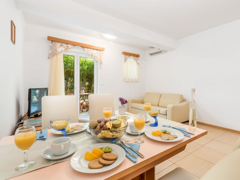 Room, Property, Yellow, Interior Design, Table, Breakfast, Meal, Furniture, Brunch, House