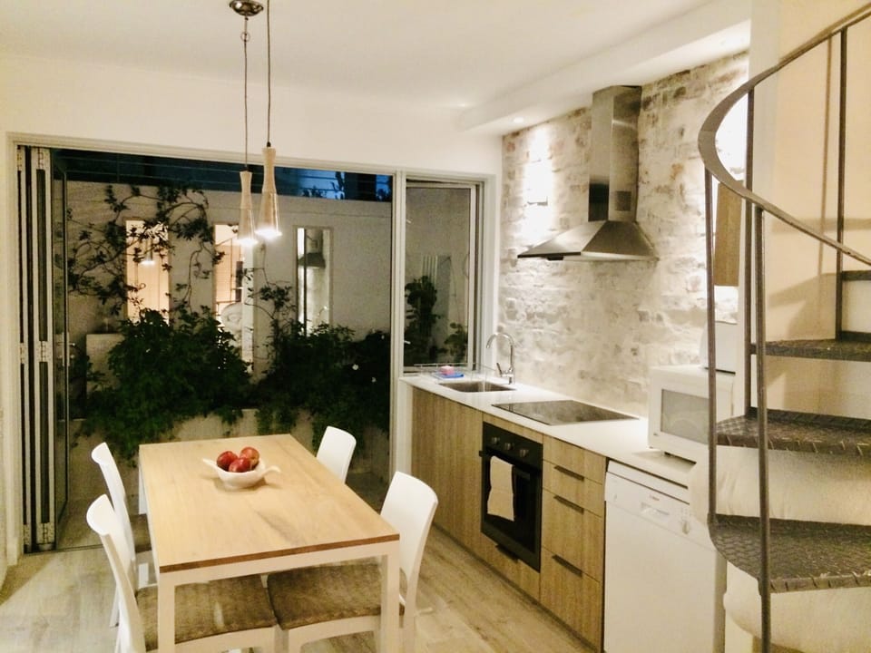 Open plan kitchen with steps leading to private sundowner deck