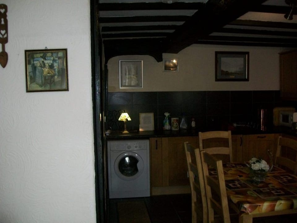 kitchen/diner for 7 with dishwasher/washing machine