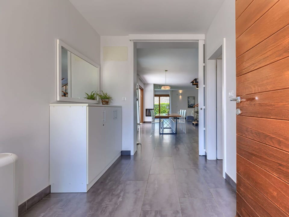 Property, Building, Houseplant, Cabinetry, Plant, Lighting, Wood, Hall, Interior Design