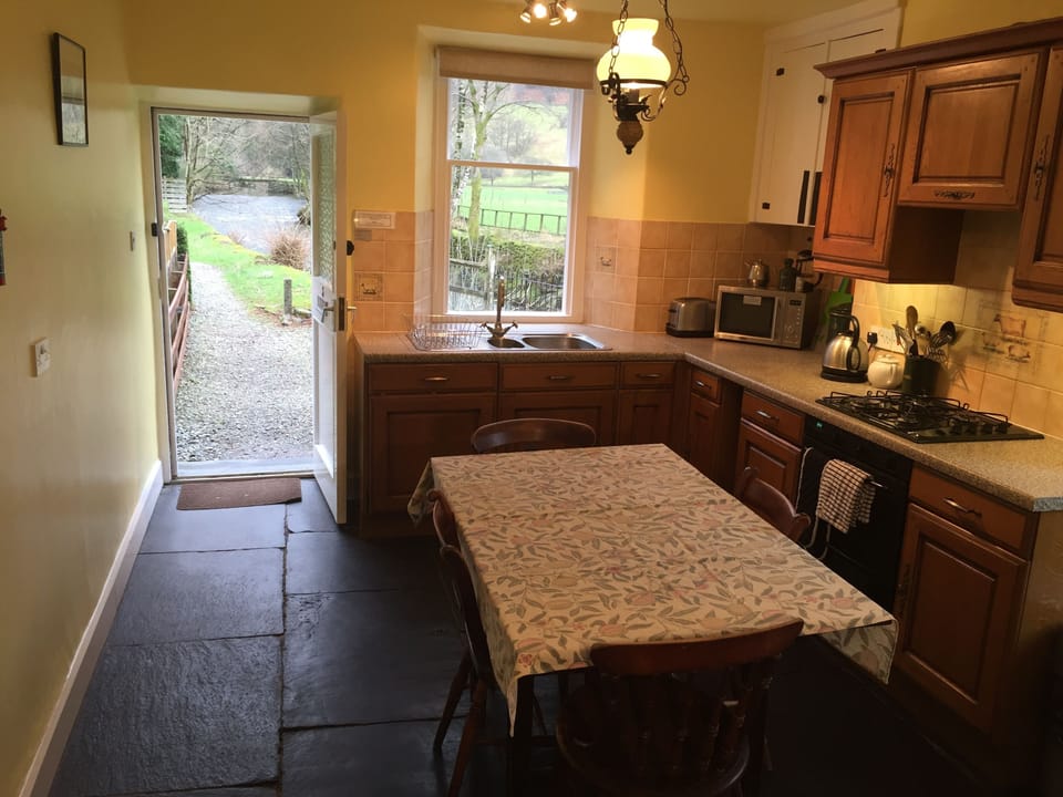 Kitchen with gas hob, electric oven  and dishwasher