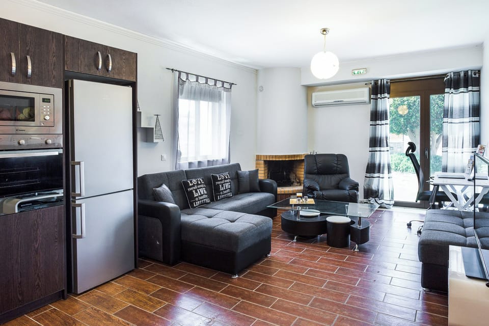 Living room area with direct access to the garden, 50 smart tv and Playstation3