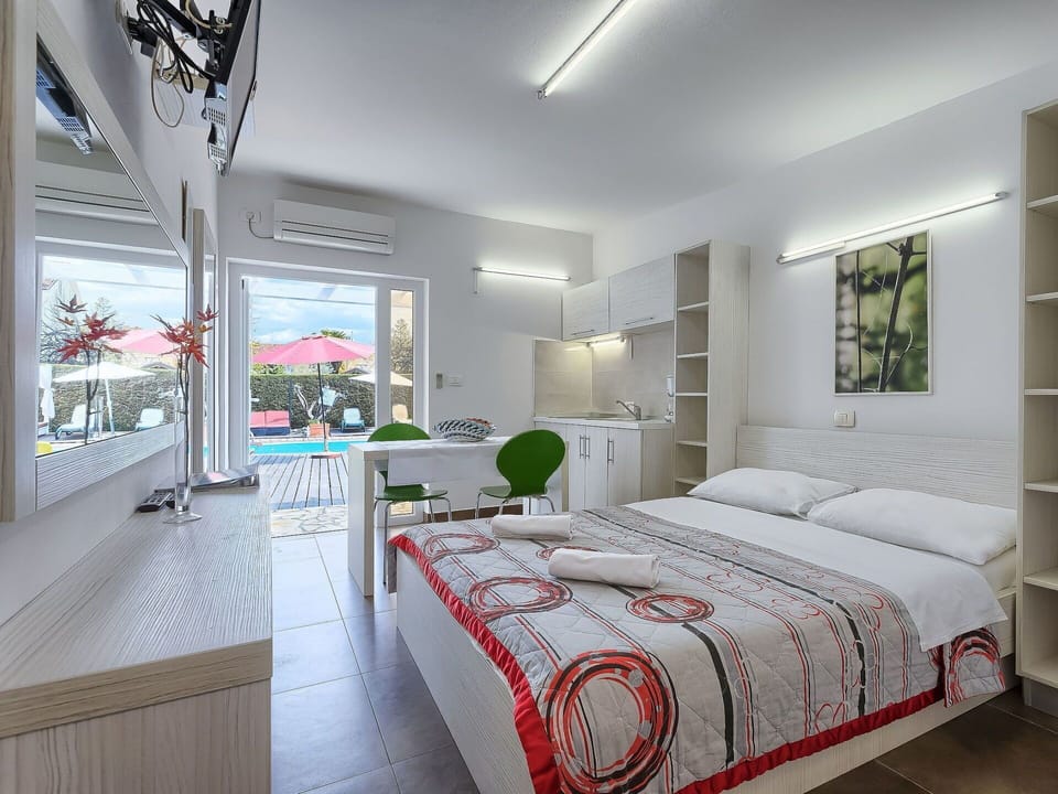 Bedroom, Bed, Room, Furniture, Interior Design, Property, Bedding, Bed Sheet, Ceiling, Bed Frame