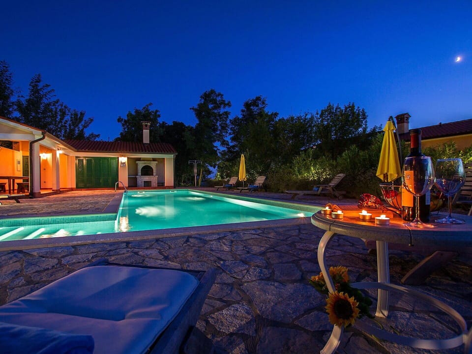 Swimming Pool, Property, Leisure, Resort, Home, Lighting, Estate, Real Estate, Vacation, House