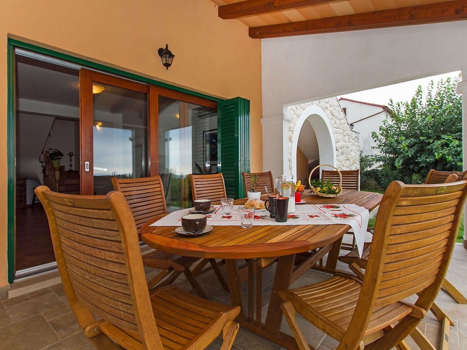 Property, Furniture, Room, Table, Kitchen & Dining Room Table, Building, Dining Room, House, Real Estate, Chair