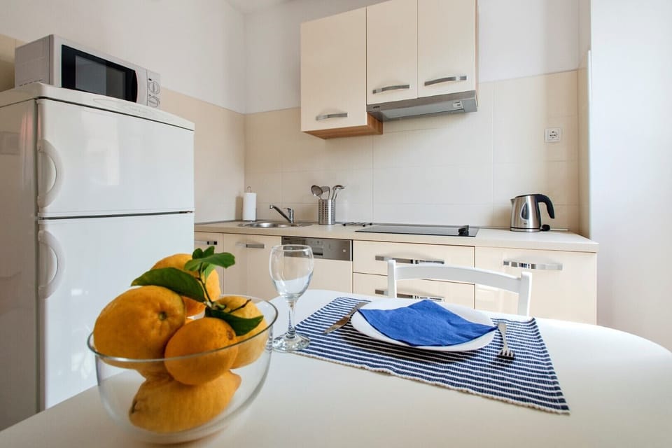Apt kitchen